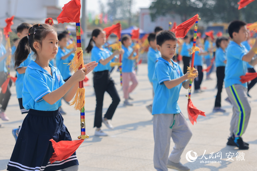 大課間，孩子們踩著相同的節(jié)拍齊跳蓮湘舞操。人民網(wǎng) 王曉飛攝