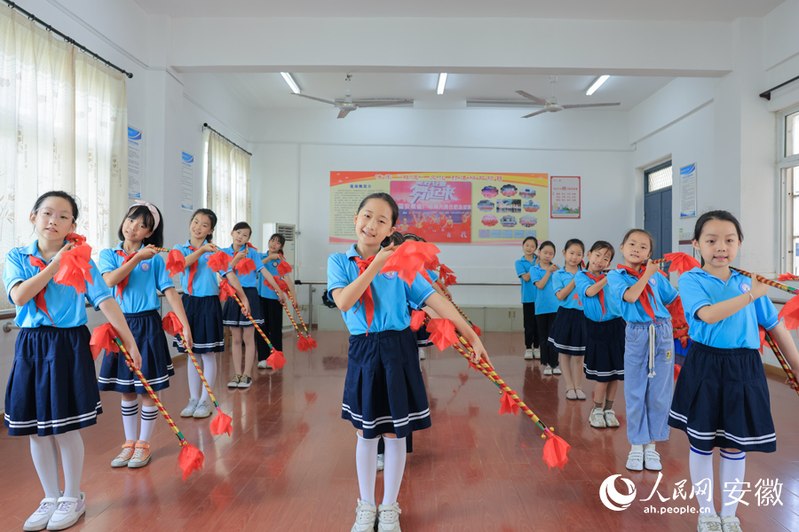 孩子們正在認(rèn)真排練蓮湘舞。人民網(wǎng) 王曉飛攝
