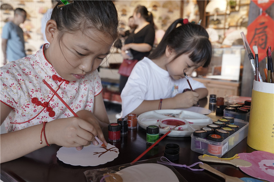 孩子們體驗宣扇制作。宣州區(qū)委宣傳部供圖