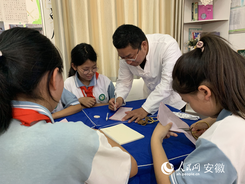 近日，非遺傳承人走進(jìn)陳郢學(xué)校，教授學(xué)生們剪紙技藝。人民網(wǎng) 陳浩攝