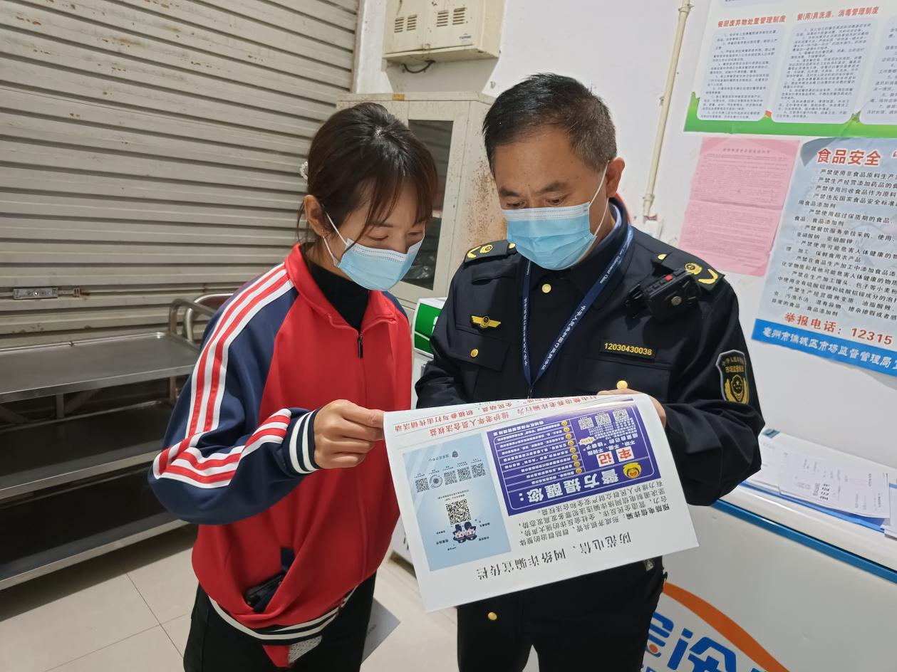 向?qū)W生宣傳反電詐知識。譙城區(qū)市場監(jiān)管局供圖