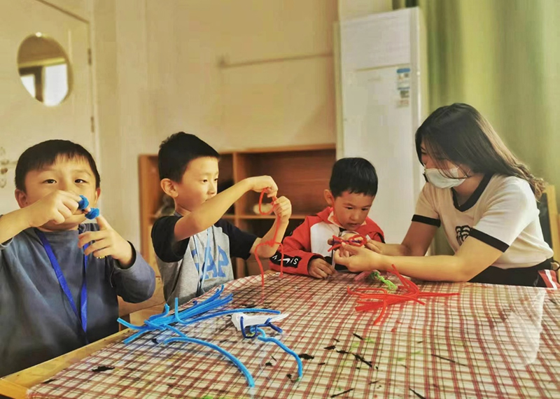 永陽幼兒園內(nèi)，老師帶著孩子們做手工。苗竹欣攝