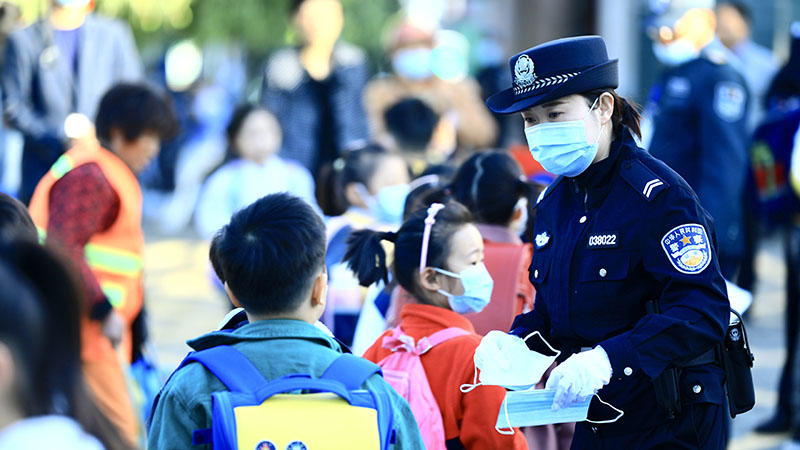 民警執(zhí)勤“護(hù)學(xué)”。師海山 攝