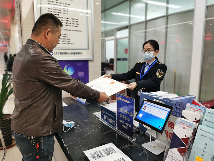 工作人員為商戶頒發(fā)長豐縣首張“行業(yè)綜合許可證”。長豐縣市場監(jiān)督管理局供圖