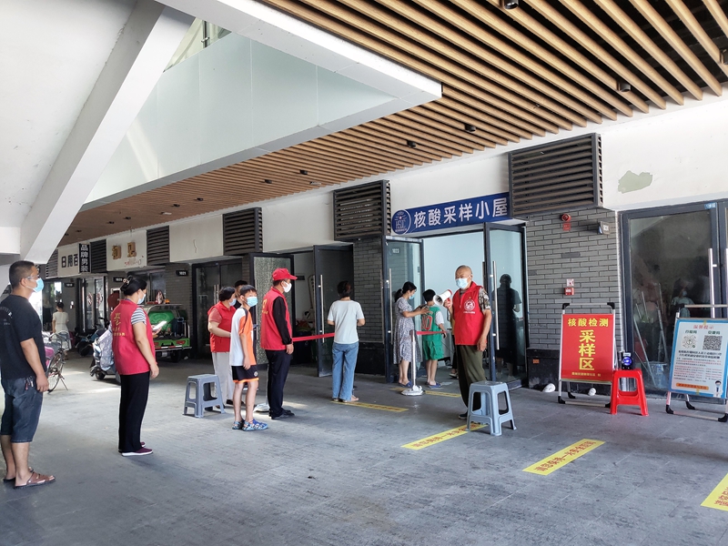 “中國(guó)好人”張西軍在核酸采樣點(diǎn)維持現(xiàn)場(chǎng)秩序。