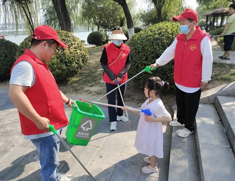 譙城區(qū)青年志愿者協(xié)會(huì)的志愿者們?cè)趽焓袄? /></p>
<p style=
