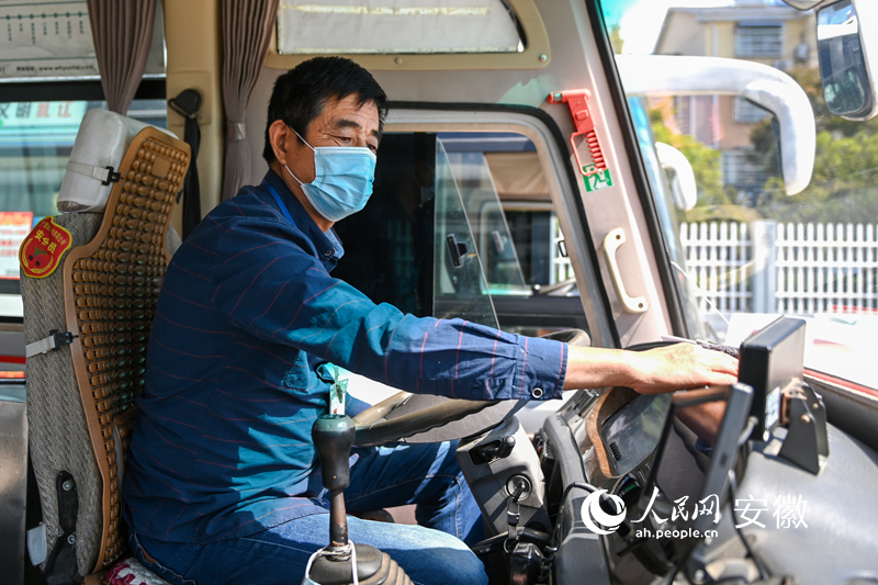 過去跑貨運(yùn)的老秦，如今成了跨省“擺渡人”。人民網(wǎng)記者 苗子健攝