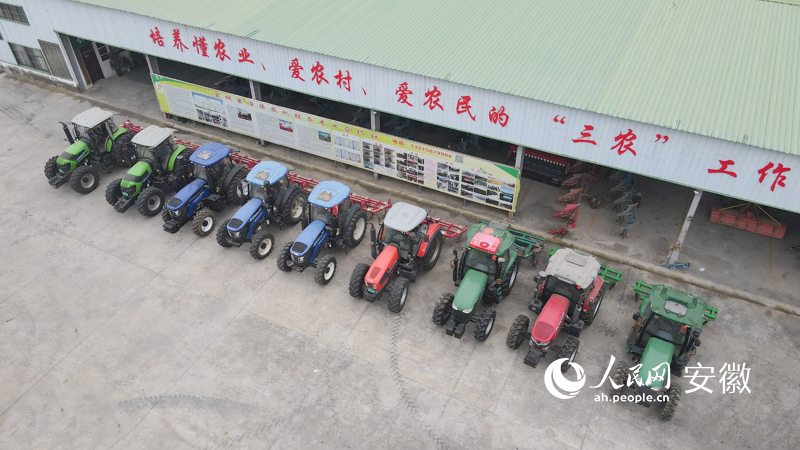 蒙城縣一農(nóng)機(jī)專業(yè)合作社內(nèi)，整齊地?？恐嗯_(tái)大型農(nóng)機(jī)。人民網(wǎng) 王曉飛攝