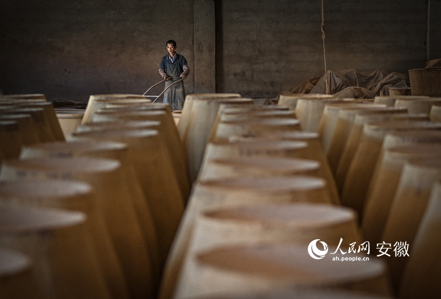 師傅搬運(yùn)陶坯。人民網(wǎng)記者 苗子健攝