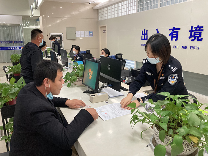 出入境民警正在為群眾辦理業(yè)務(wù)。銅陵公安供圖