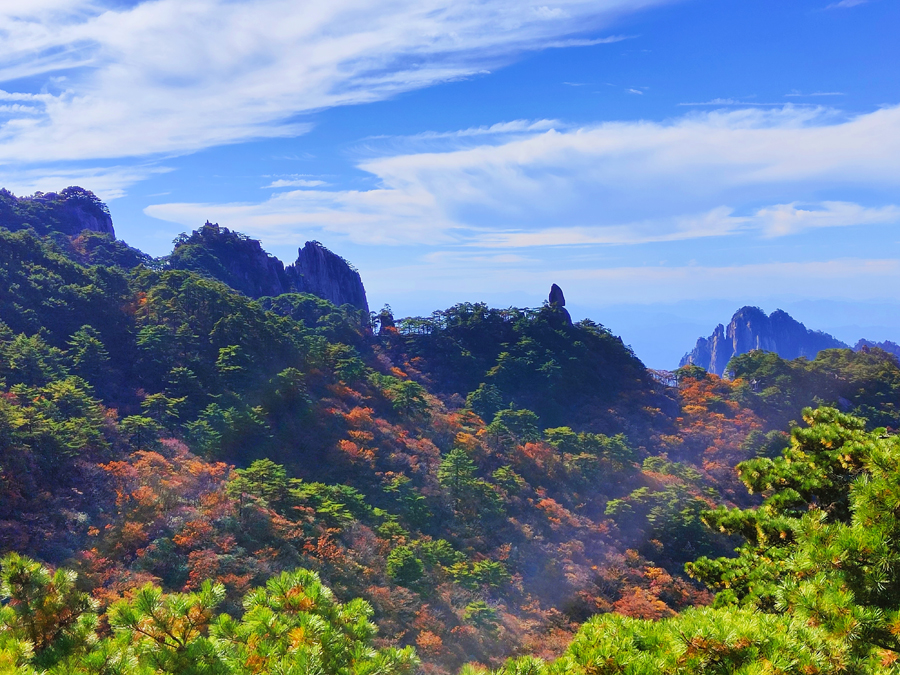 層巒聳翠的山峰，仿佛被涂上了色彩。徐高云攝