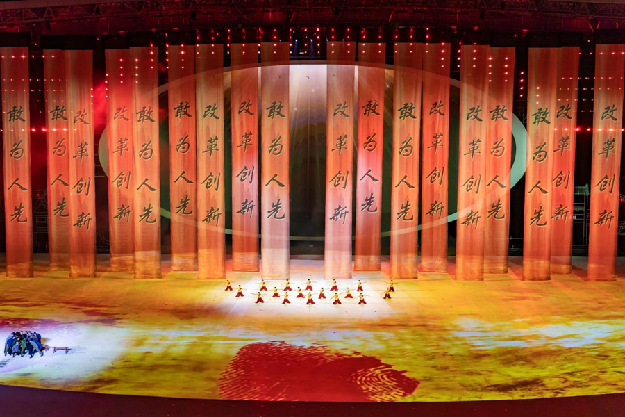 文藝演出凸顯“皖風(fēng)徽韻”“醉美亭城”的獨(dú)特魅力。計(jì)成軍攝