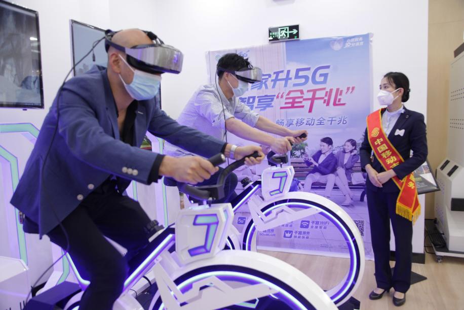 顧客在移動營業(yè)廳體驗(yàn)5G單車。安徽移動供圖