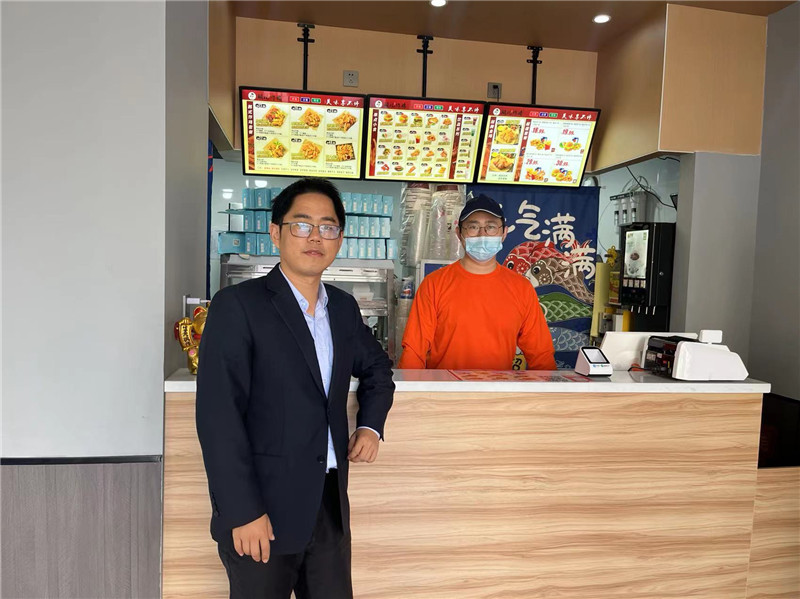 圖為桐城農(nóng)商銀行東城支行客戶經(jīng)理前往炸雞店進行貸款調(diào)查