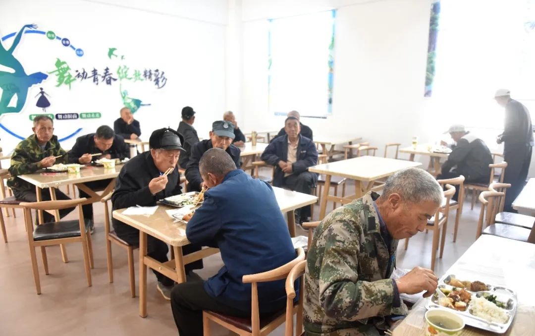 老人在食堂就餐。