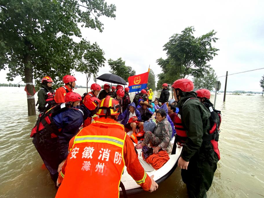 2020年7月，滁州消防在全椒古河鎮(zhèn)轉(zhuǎn)移為洪水圍困的村民
