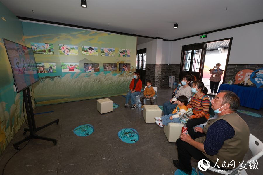 孩子在家長的陪伴下觀賞動(dòng)漫作品。人民網(wǎng) 張俊攝