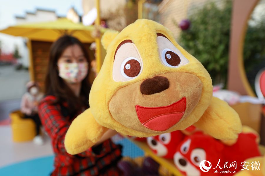 一名游客展示動漫玩偶。人民網(wǎng) 張俊攝