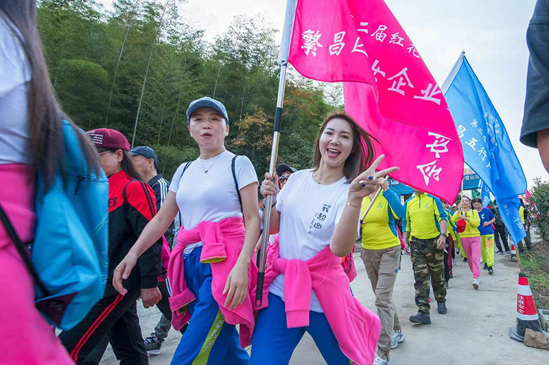 2022年11月12日，安徽省蕪湖市繁昌區(qū)孫村鎮(zhèn)紅花山，市民在參加全民健身運(yùn)動(dòng)會(huì)登山活動(dòng)。肖本祥攝