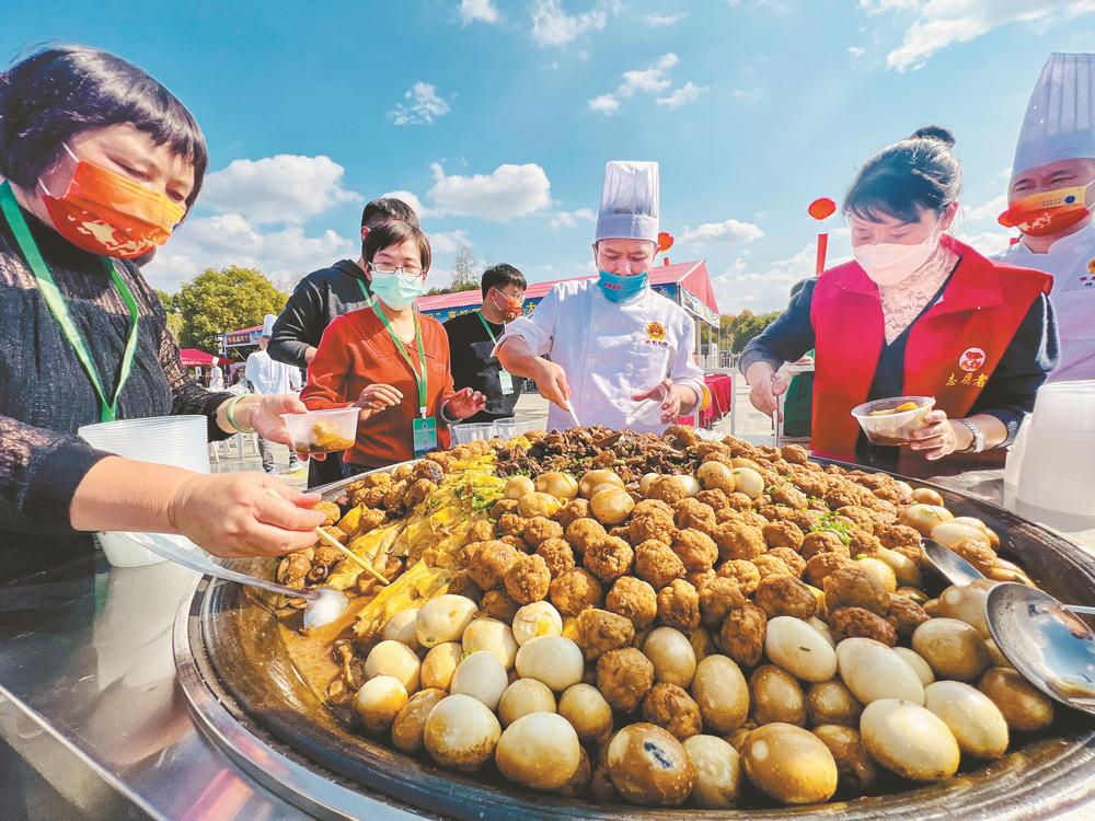11月12日宣城市績(jī)溪徽菜美食文化旅游節(jié)上烹制的績(jī)溪美食“一品鍋”。李曉紅 攝