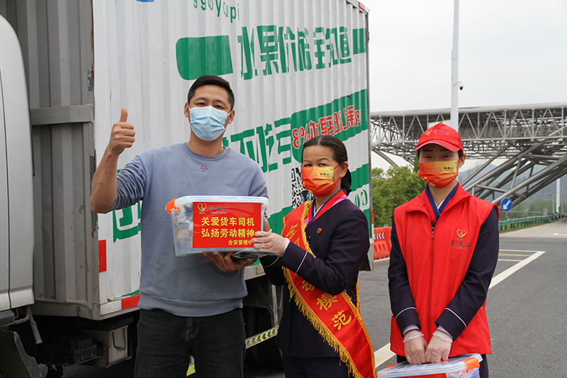 陳青與合安中心同事向貨車司機(jī)朋友贈送愛心大禮包。 安徽省交通運(yùn)輸廳供圖