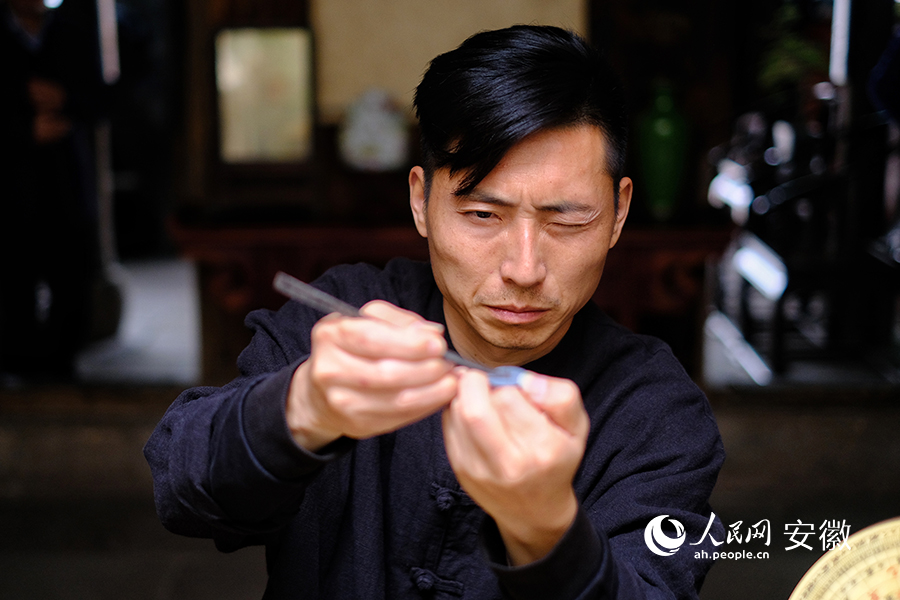吳兆光為羅盤安裝磁針。人民網(wǎng) 陶偉攝