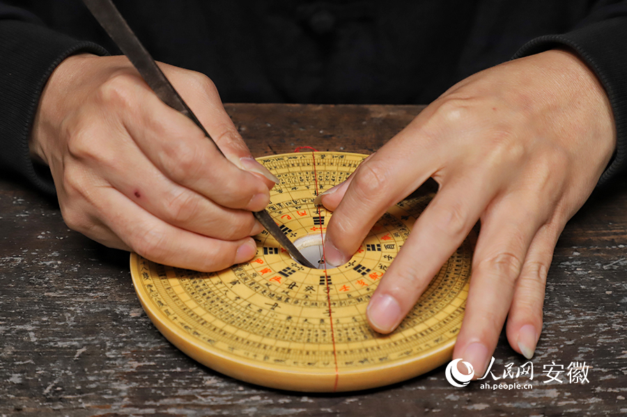 吳兆光為羅盤安裝磁針。人民網(wǎng) 陶偉攝