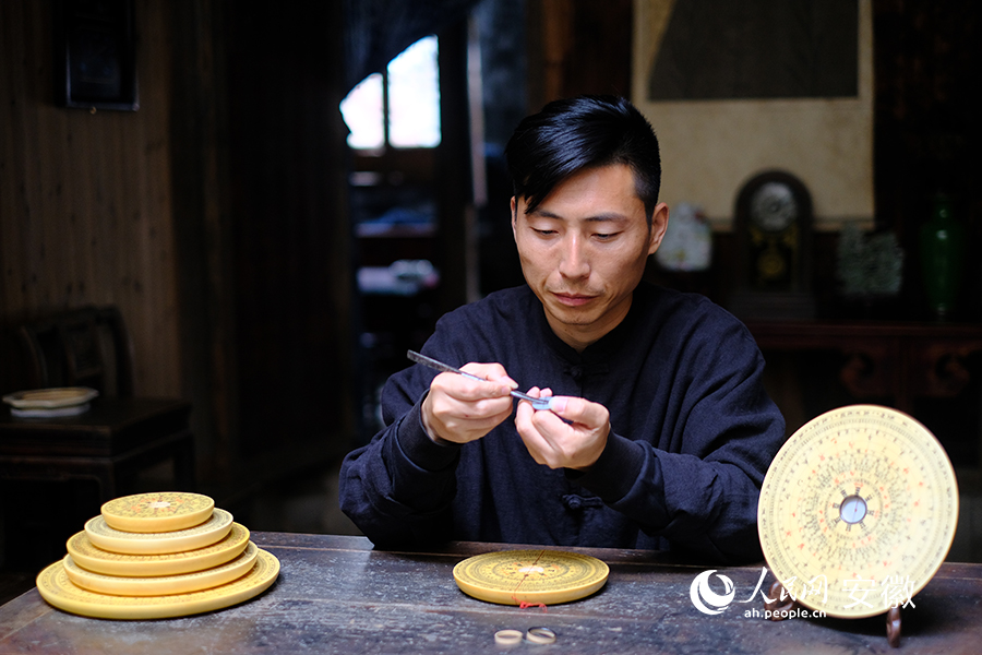 吳兆光為羅盤(pán)安裝磁針。人民網(wǎng) 陶偉攝