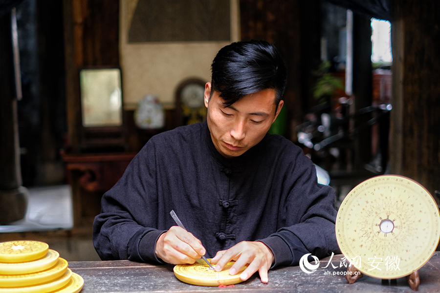 吳兆光為羅盤安裝磁針。人民網(wǎng) 陶偉攝