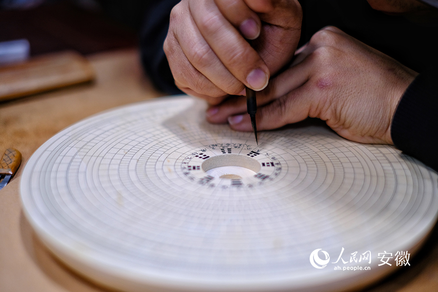 制作師傅在寫盤。人民網(wǎng) 陶偉攝