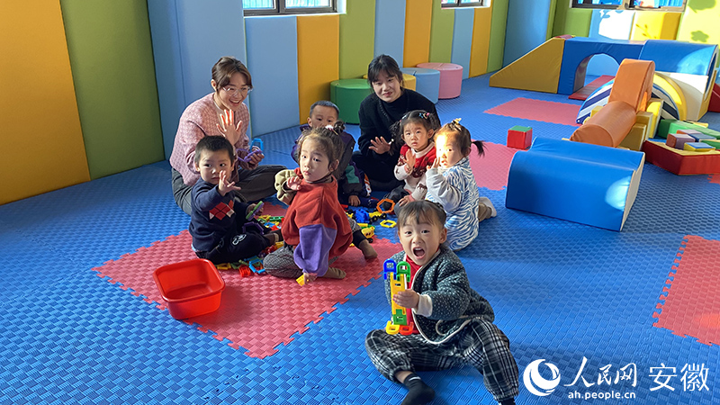 幼兒們正在老師的指導(dǎo)下拼搭積木。人民網(wǎng) 李希蒙攝