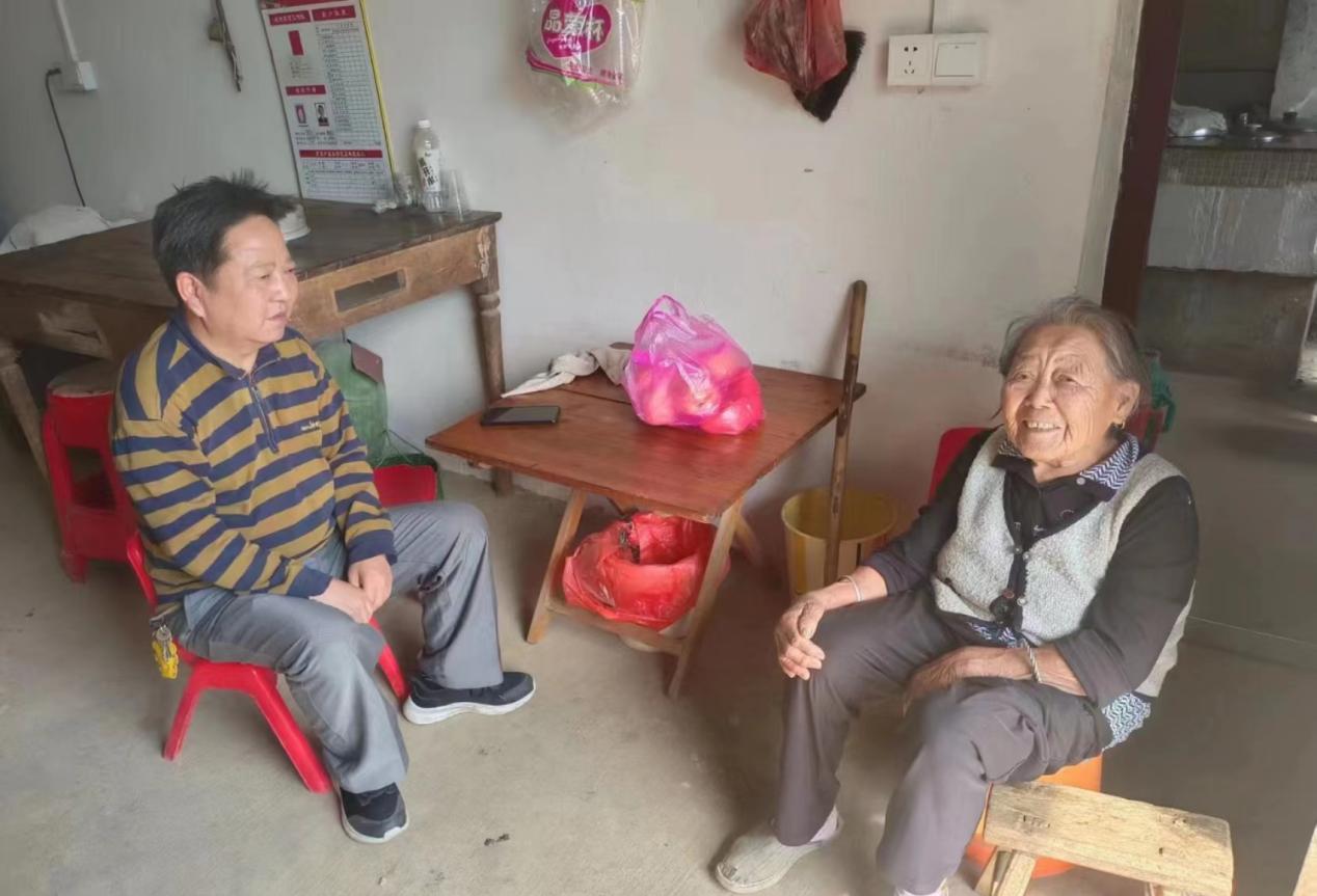 朱巖亞慰問石金瑛老人。郭芳供圖
