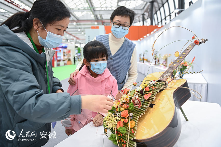 市民在欣賞插花比賽獲獎(jiǎng)作品。人民網(wǎng)記者 苗子健攝
