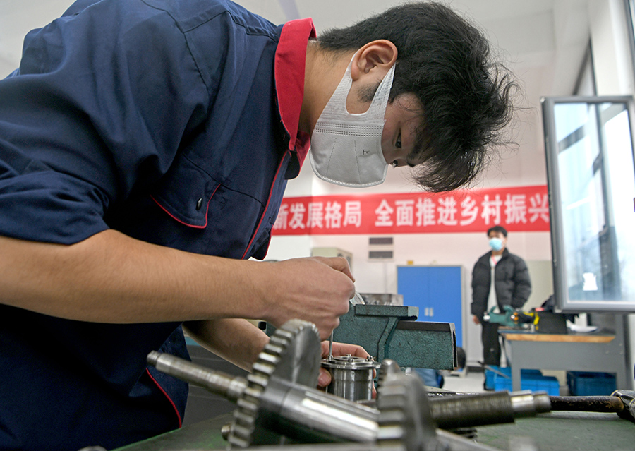 參賽選手在進行裝配鉗工比賽。陳彬攝