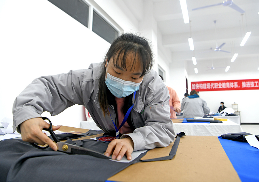 參賽選手在進(jìn)行縫紉工比賽。陳彬攝