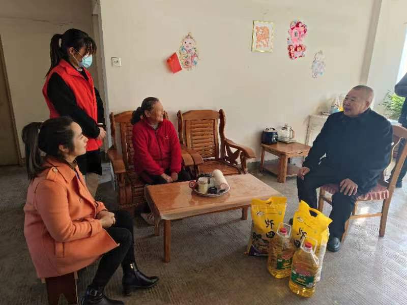 門建林走訪慰問(wèn)困難群眾。