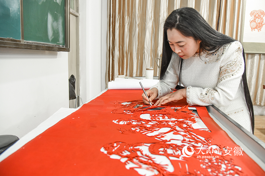 認真創(chuàng)作中的李文。人民網(wǎng) 李希蒙攝