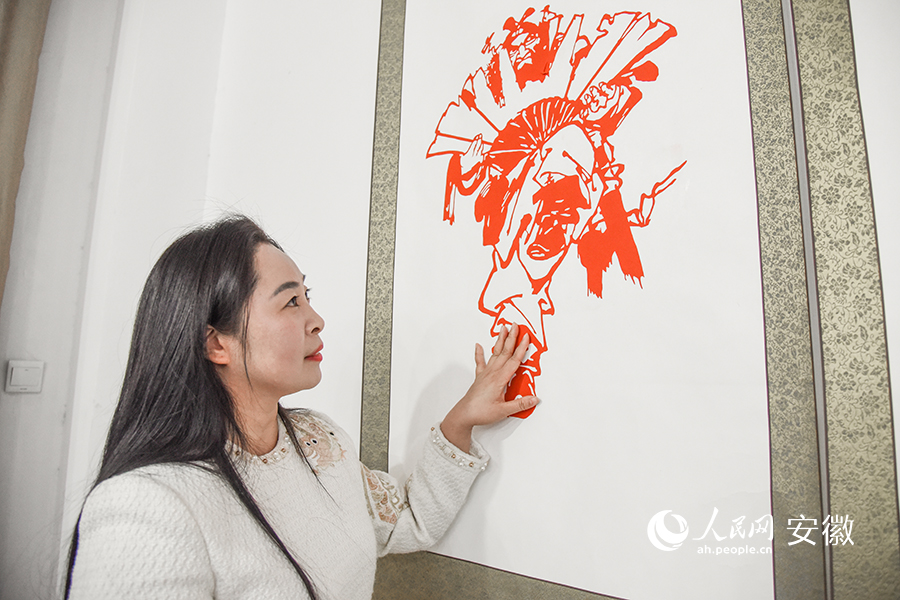 查看學(xué)生作品。人民網(wǎng) 李希蒙攝