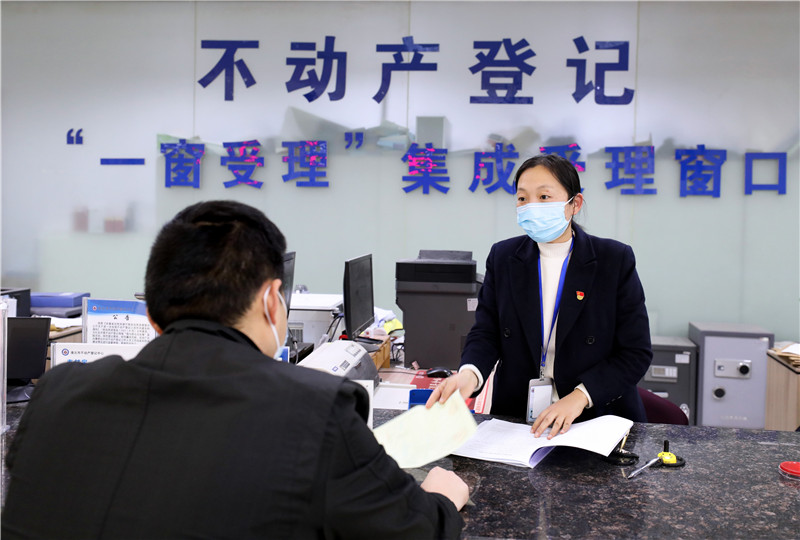 1淮北光華礦山機(jī)器有限公司負(fù)責(zé)人在不動產(chǎn)登記大廳集成受理窗口辦理不動產(chǎn)登記。李鑫攝