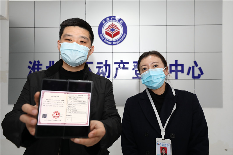2淮北光華礦山機(jī)器有限公司負(fù)責(zé)人展示剛剛辦理的不動產(chǎn)權(quán)電子版證書。李鑫攝