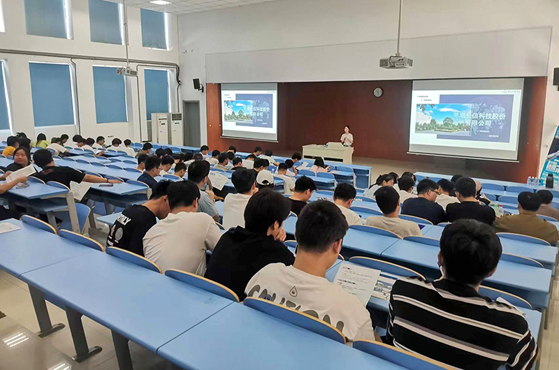 蕪湖長信科技在安徽信息工程學(xué)院進(jìn)行招聘宣講。長信科技供圖