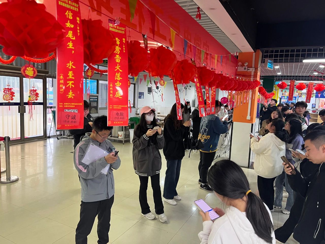 安徽電氣工程職業(yè)技術(shù)學(xué)院舉辦第四屆燈謎文化節(jié)。程蓓攝