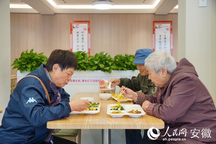 上午11時，老年食堂迎來第一波客人。人民網(wǎng) 陳若天攝_結(jié)果.jpg