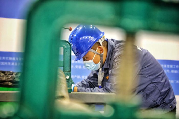 參賽的蕪湖市電力工人正在制作配電電纜頭。董浩 供圖