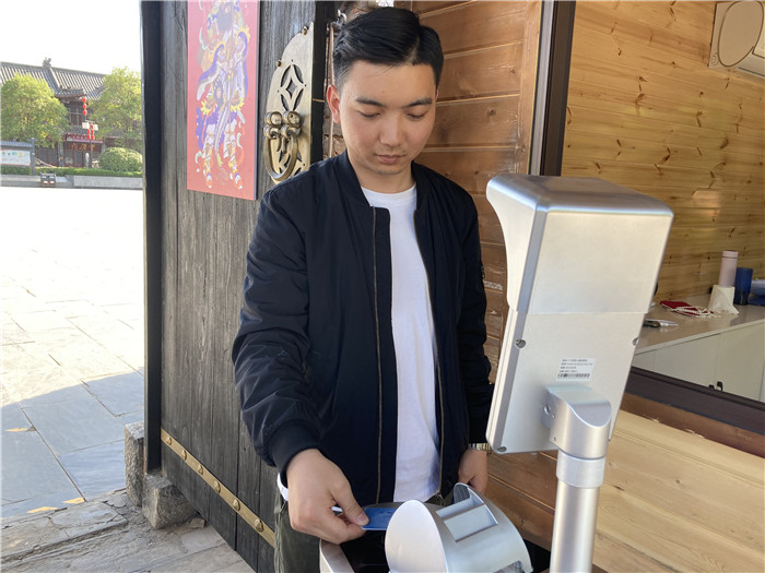 亳州市花戲樓景區(qū)，游客刷社?？ㄟM入景區(qū)。劉景俠攝