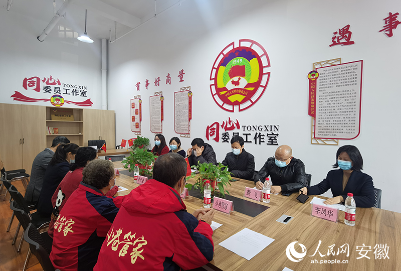 瑤海區(qū)同心委員工作室，政協(xié)委員與社區(qū)、居民、物業(yè)等代表協(xié)商解決小區(qū)停車難問(wèn)題。人民網(wǎng) 陶偉攝