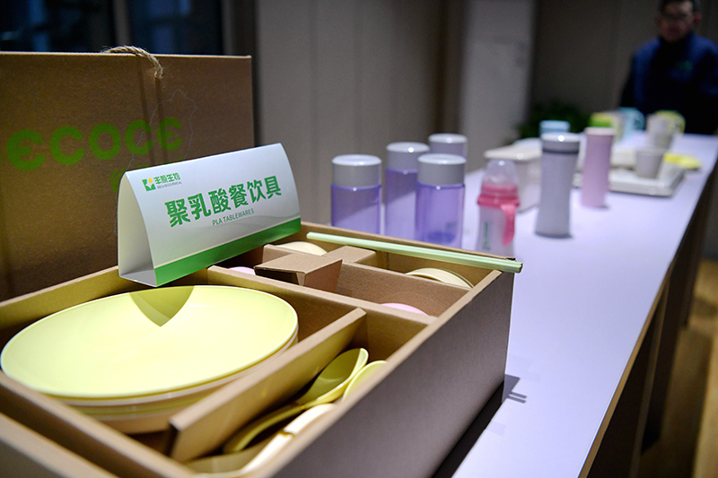 聚乳酸材料制成的餐飲具。蚌埠市委宣傳部 供圖