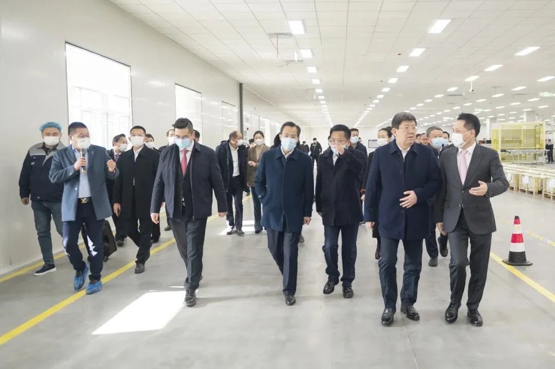 與會領(lǐng)導(dǎo)實(shí)地視察組件車間。鄧可可供圖