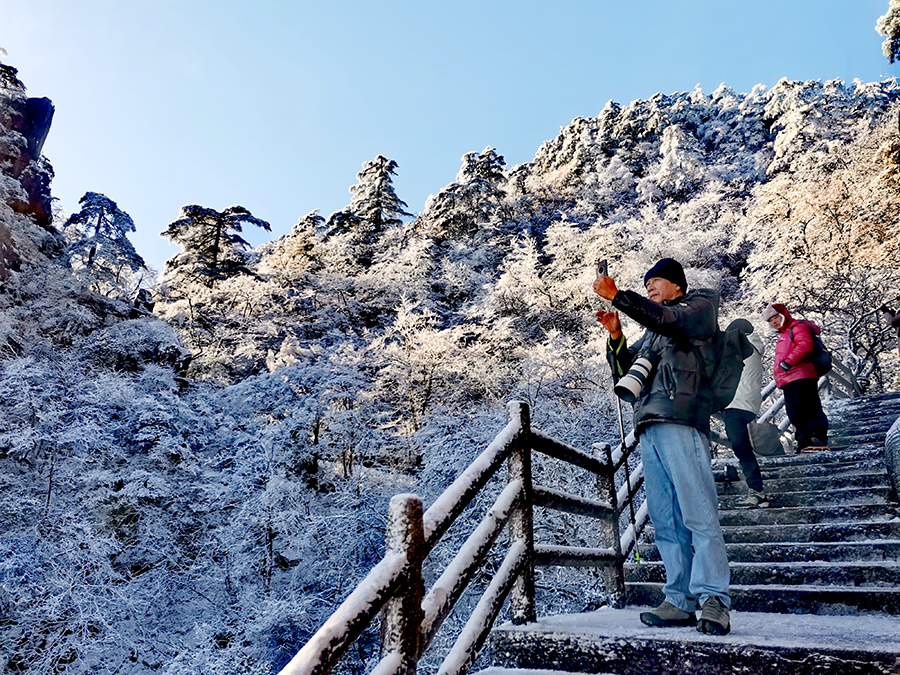 雪后黃山，吸引游客前來(lái)賞景。解傳光攝