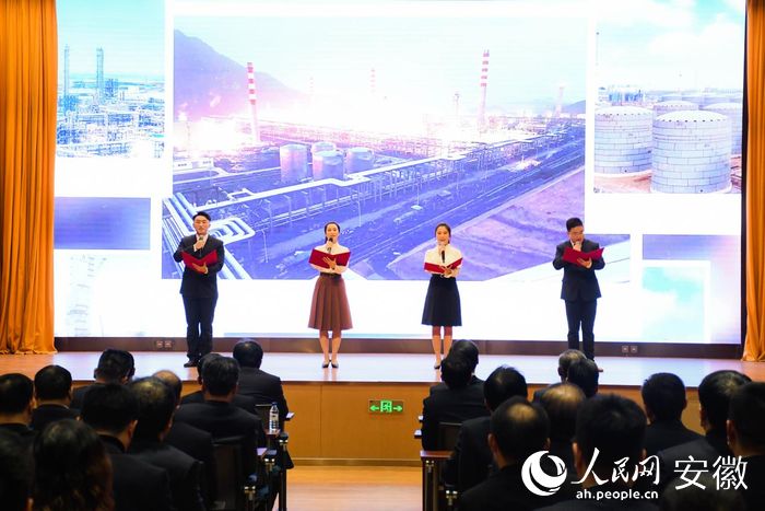 慶祝大會(huì)上的青年朗誦。人民網(wǎng) 周坤攝